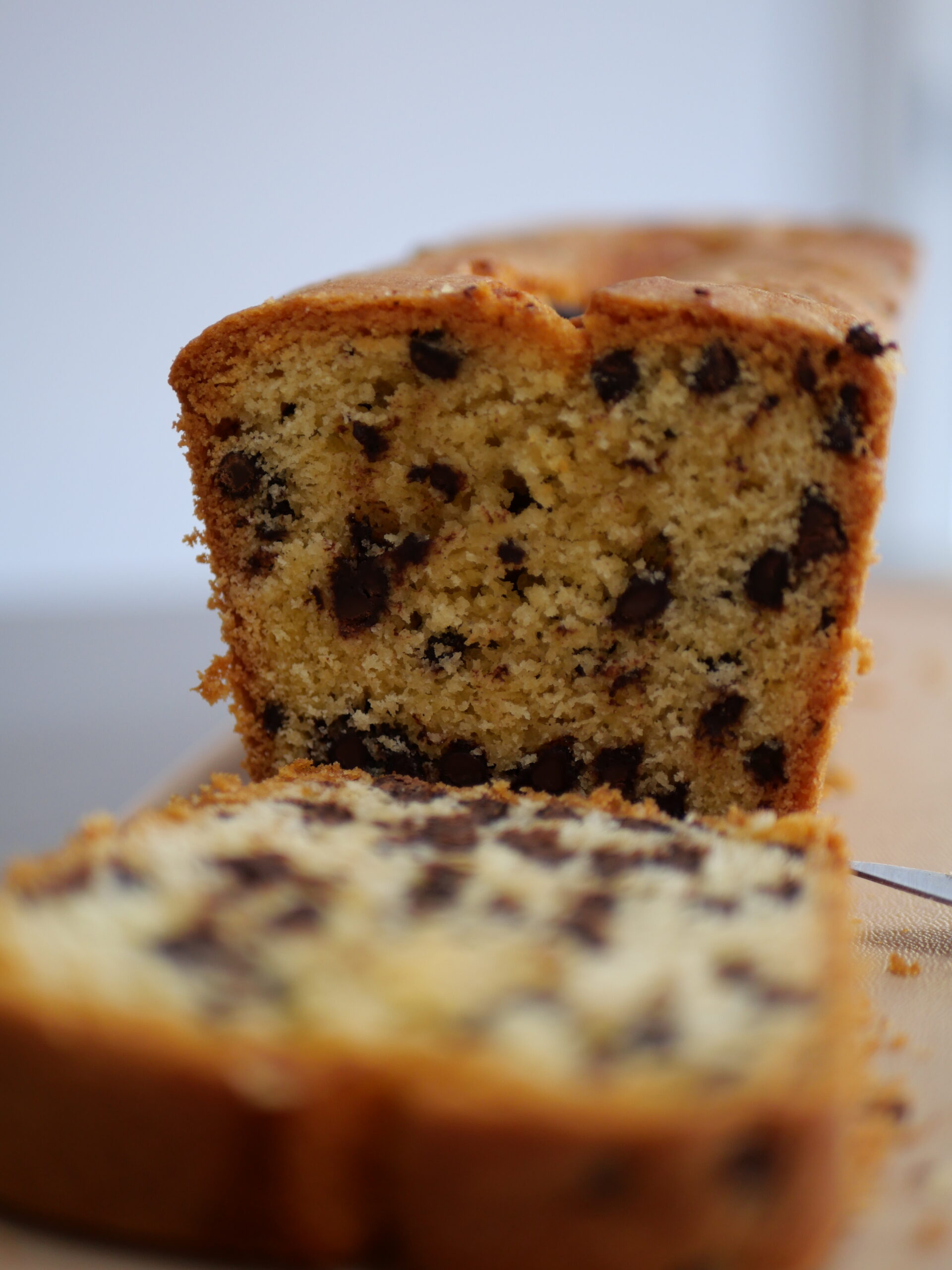 découpe du cake aux pépites de chocolat