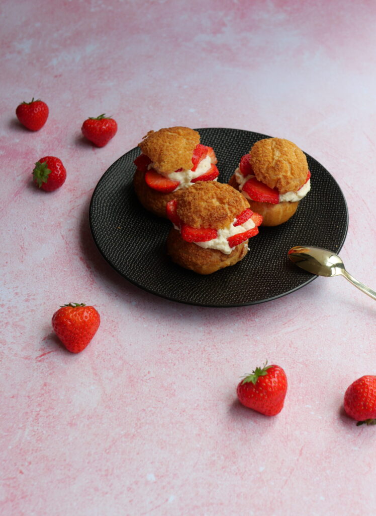 choux craquelin, bavaroise vanille et fraises